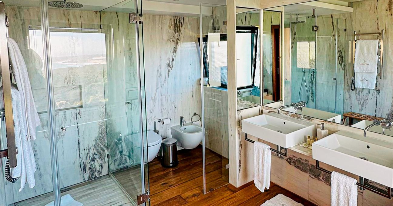 Spacious bathroom with modern finishes in the Panorama Residence near Sintra