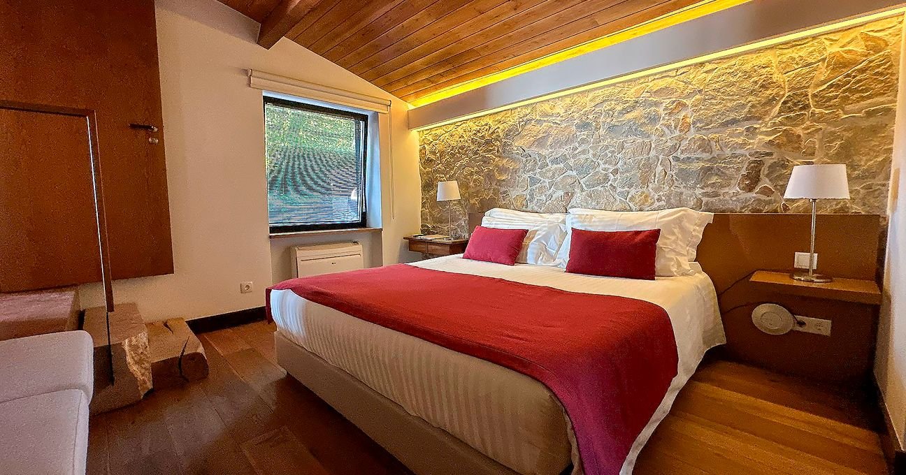 Relaxing bedroom with a double bed in the Panorama Residence at Quinta Vale da Roca