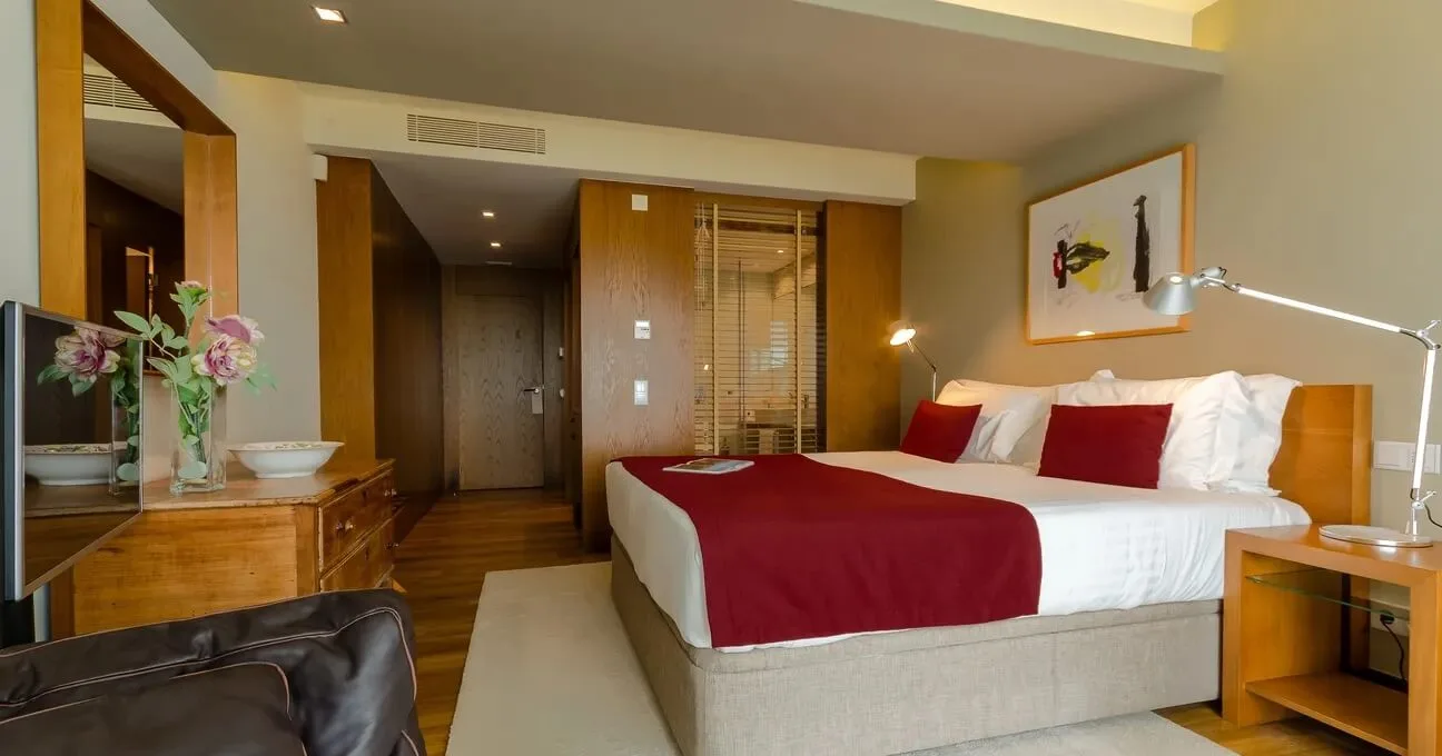 Natural light filling the Arinto Room at Quinta Vale Da Roca