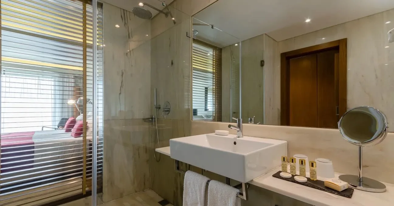 Modern bathroom with amenities in the Arinto Room