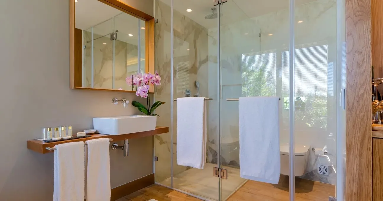 Bathroom with premium toiletries and a modern shower in the Castelao room