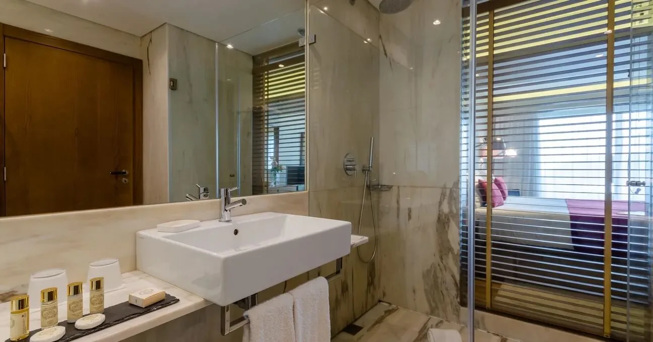 Bright bathroom in the Encruzado Room with toiletries