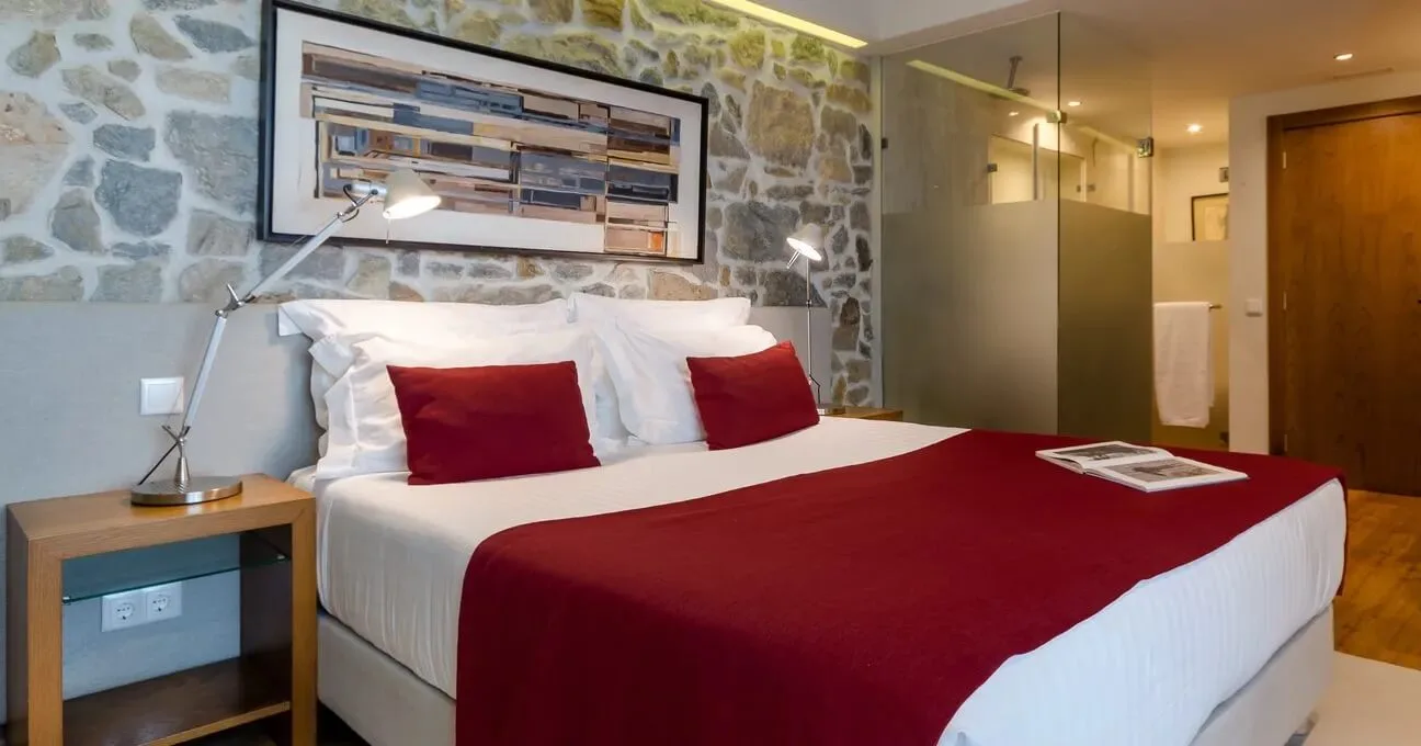 King-size bed in the Arinto Room near Sintra region