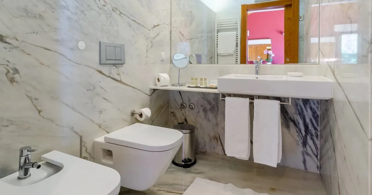 Modern bathroom interior in the Malvasia Room