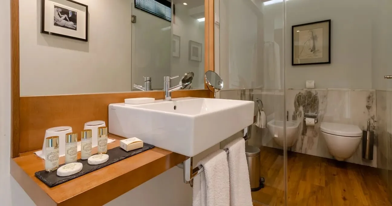 Bathroom in the Pinot Noir Room with modern finishes