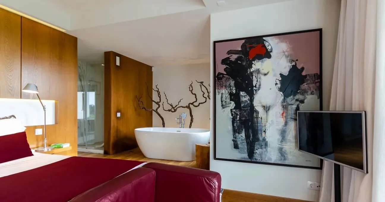 Spacious Pinot Noir Room with a king-size bed and a bath in the room near Lisbon