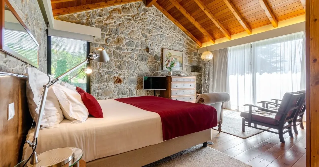 Spacious bedroom inspired by Portugal's iconic grape variety