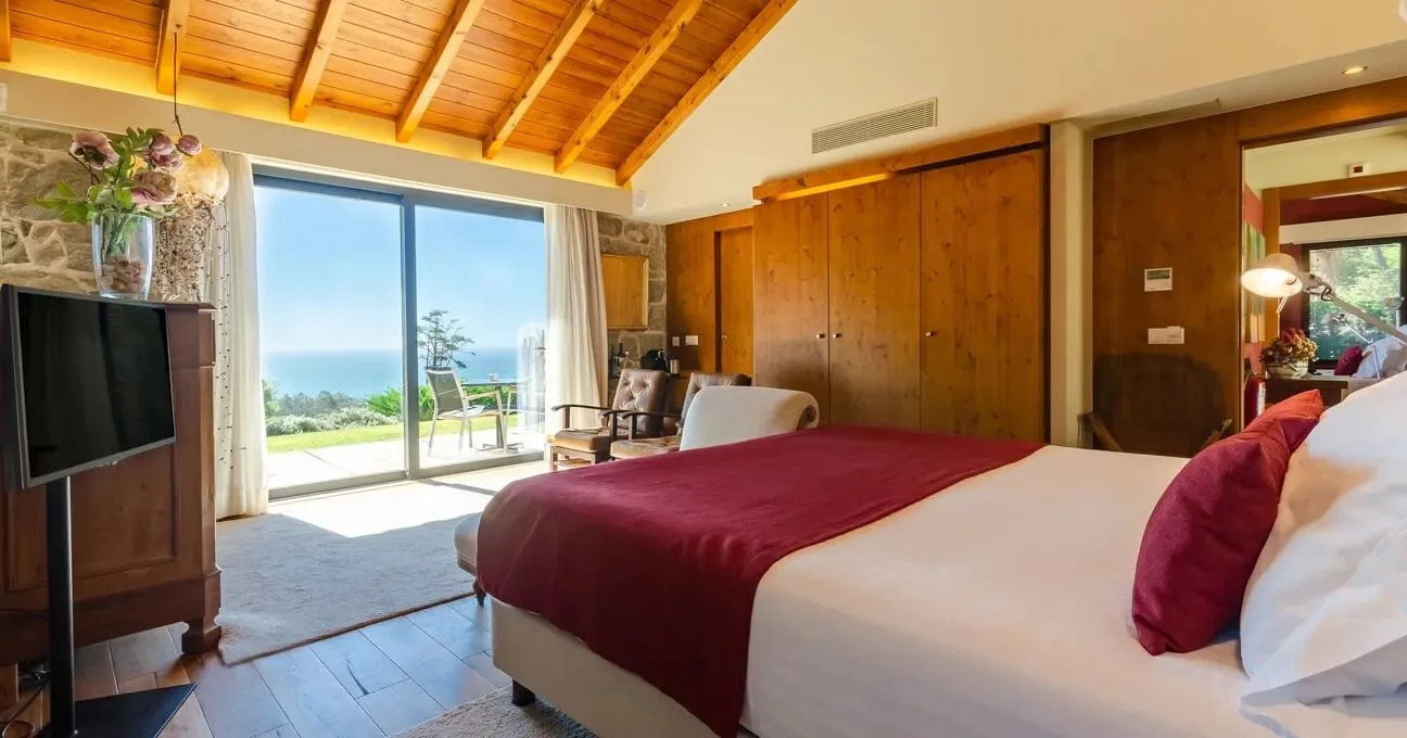 Calm interior of the Ramisco room designed for slow mornings