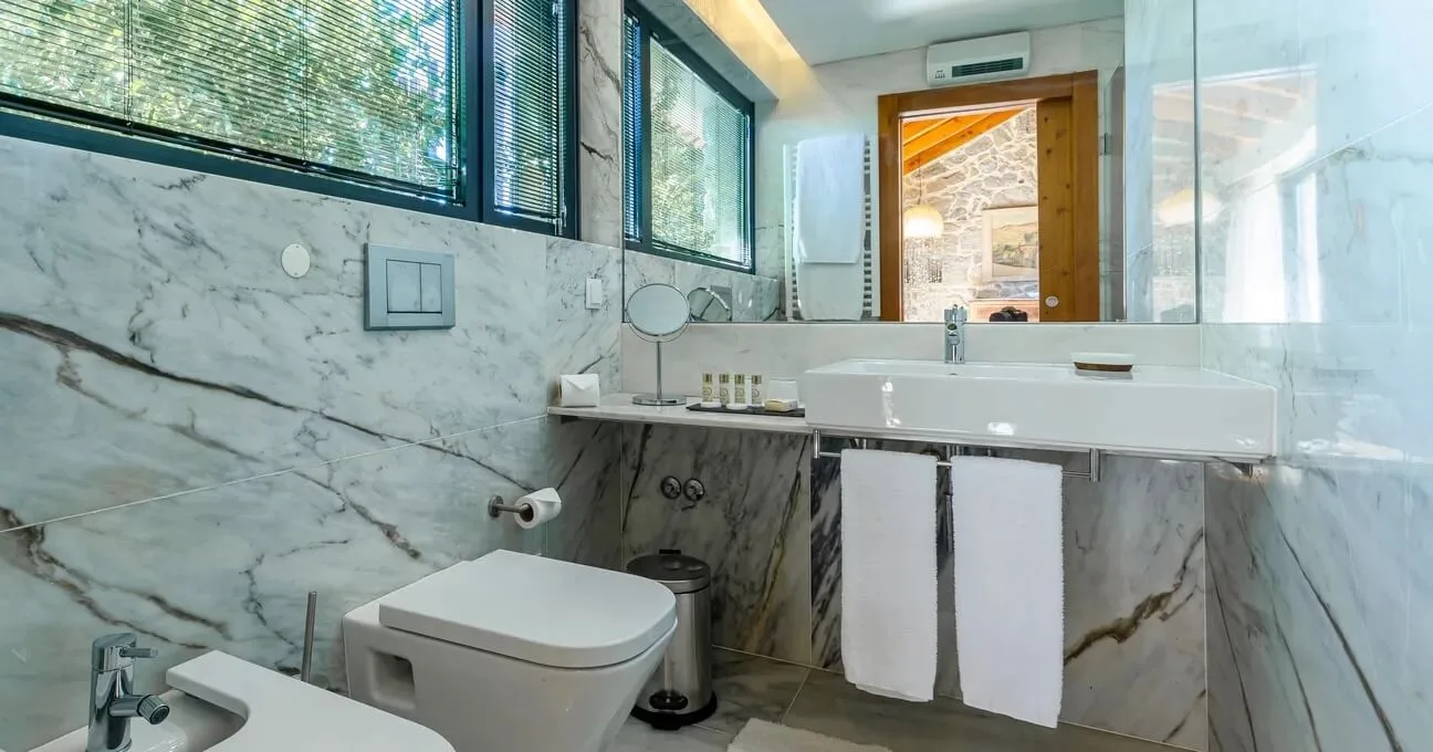 Natural light illuminating the Ramisco bathroom at Quinta Vale da Roca