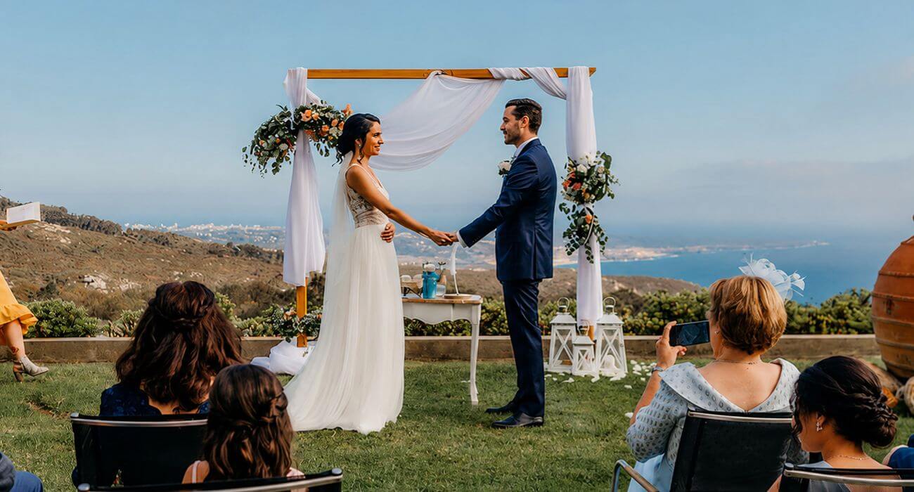 The indoor and outdoor spaces of Quinta Vale da Roca are ideal for hosting all kinds of events — from corporate celebrations to family gatherings, anniversaries, or weddings. With magnificent ocean views and our artfully crafted wines, every occasion becomes truly special.