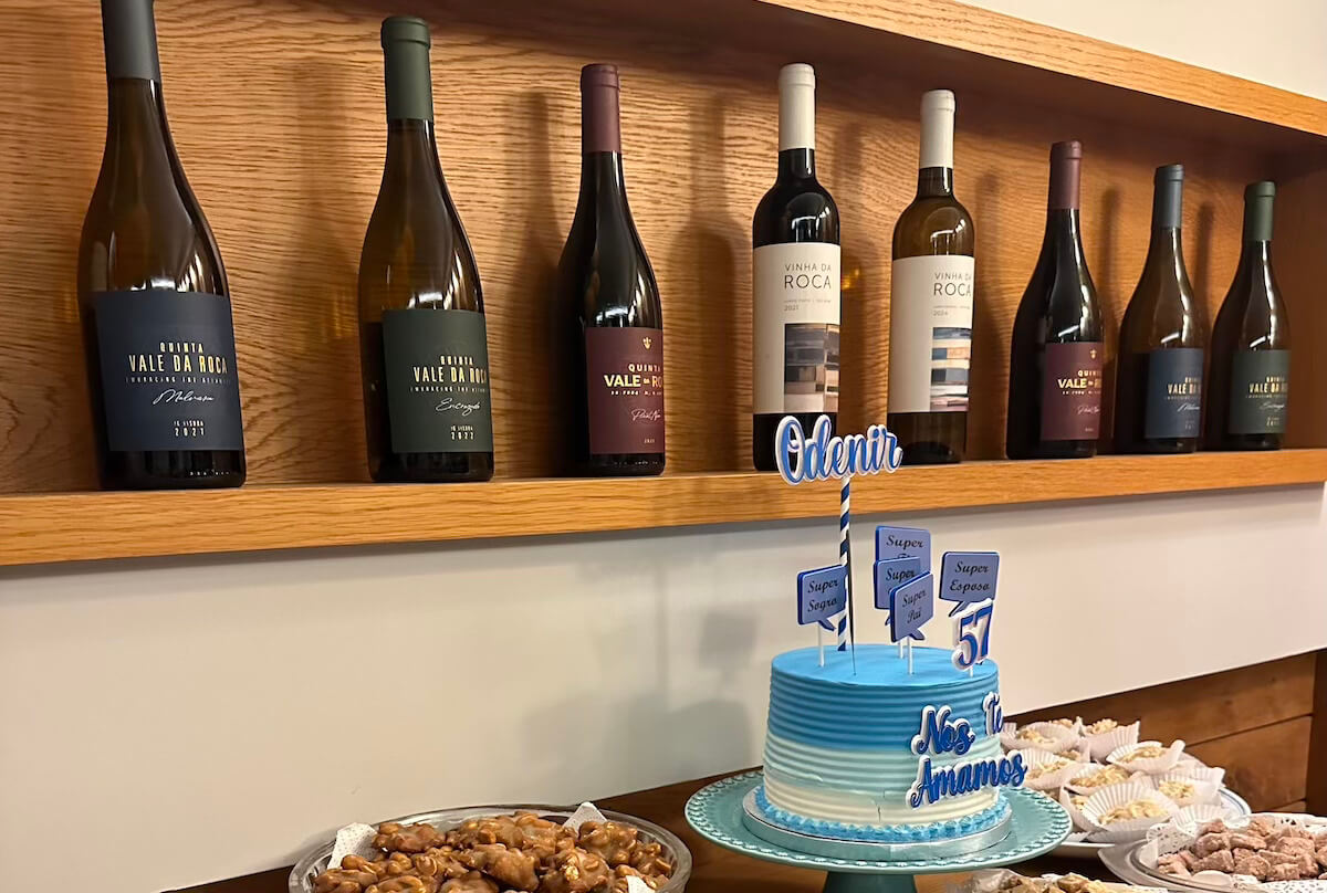 Birthday cake and Quinta Vale da Roca estate wines